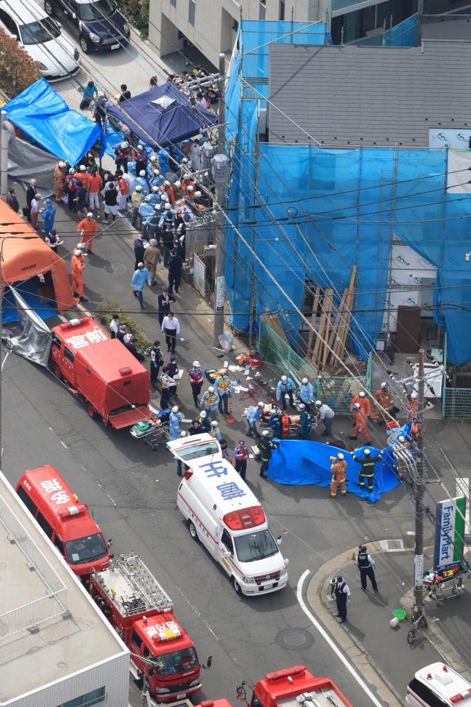 複数人が刺された川崎市の現場。多くの消防隊員らが救命活動をしている＝5月28日