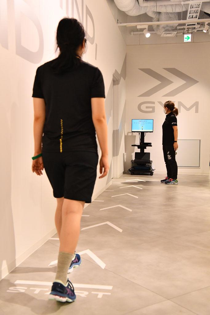 歩行姿勢測定システムを試してみる。指摘された「ペタペタ歩き」は高齢者の他、ヒールを履く女性にも多く見られるという