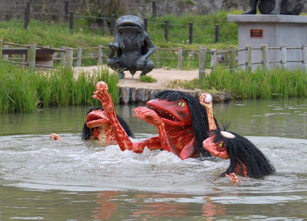 辻川山公園の池の中から現れるカッパ像は、リニューアルされて３体に。不気味さが増した（兵庫県福崎町提供）