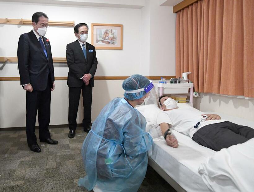 岸田文雄首相は軽症・無症状者向け宿泊療養施設を視察、塩野義製薬の治験デモンストレーションを見学した＝１０月１０日午前、横浜市（ｃ）朝日新聞社