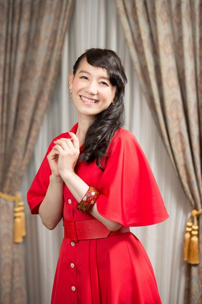 篠原ともえ（しのはら・ともえ）／１９７９年、東京都生まれ。９５年、１６歳で歌手デビュー。９０年代に、個性的なファッションで「シノラー」ブームを巻き起こした。歌手、タレント、女優、ナレーター、デザイナーなど幅広い分野で活躍。２０１３年、歌手・松任谷由実のステージ衣装デザイン担当に就任。近著に、自身がデザインしたアクセサリーやファッション小物を紹介した『篠原ともえのハンドメイド』（講談社）。自身初のベスト盤CD「☆ALL TIME BEST☆」発売中。