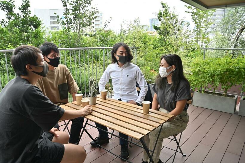本社が入るビルにはデッキがある。開放的な空間で雑談が弾み、いいアイデアが浮かぶこともある（撮影／写真部・東川哲也）