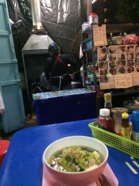 バンコクの安食堂。働く人の多くは田舎から出てきた人たちだ