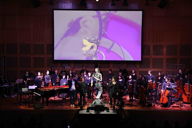  人工生命を搭載したアンドロイド『オルタ3』がオーケストラを指揮して歌う、渋谷慶一郎『Scary Beauty』が初海外公演を実施