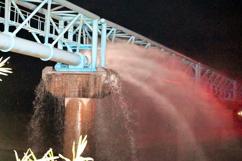 千葉県市原市を流れる養老川にかかる水道管から水が大量噴出していた／１０月８日午前０時（ｃ）朝日新聞社