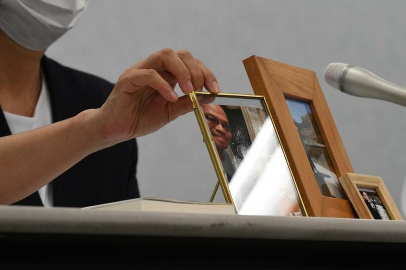 昨年８月、近畿財務局情報公開訴訟の第１回口頭弁論を終え、記者会見で赤木俊夫さんの写真について話す妻の雅子さん（ｃ）朝日新聞社