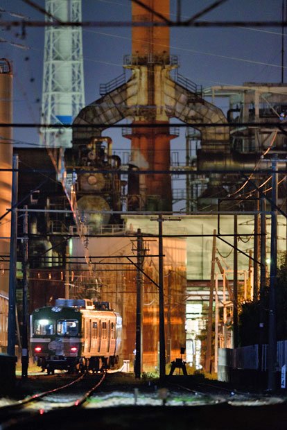 工場群の明かりが闇に浮かぶ間を縫うように走る岳南電車の「夜景電車」。岳南電車は国内で唯一、工場夜景の中を走る鉄道として注目されている（撮影／今祥雄）