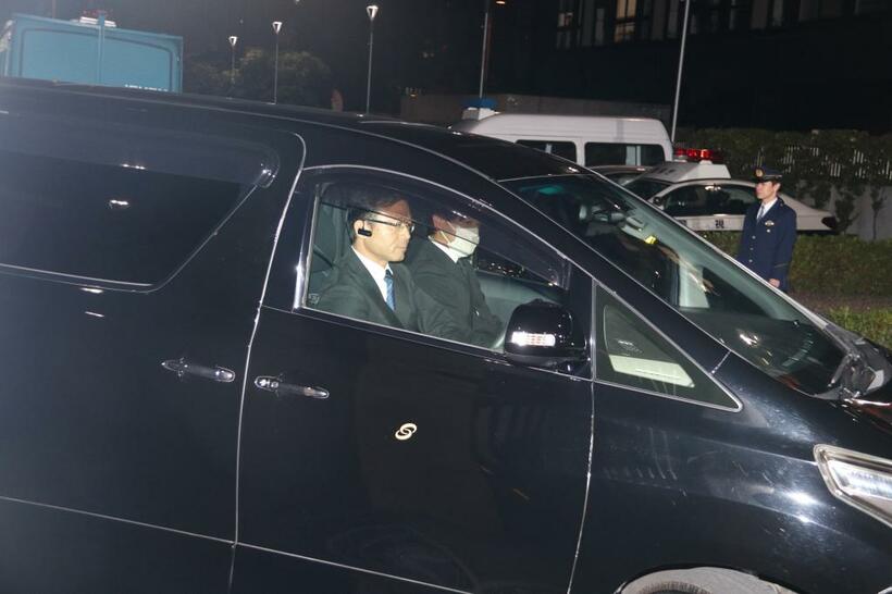 沢尻エリカ被告が乗ったとみられるワゴン車＝２０１９年１２月６日午後７時１５分すぎ、警視庁東京湾岸署（撮影・岩下明日香）