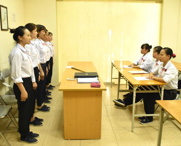 面接の練習を受けるベトナム人技能実習生（ハノイの教育機関で）