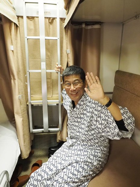鉄道写真家の櫻井寛さん。はまなすの２段式のＢ寝台で（撮影／櫻井寛）