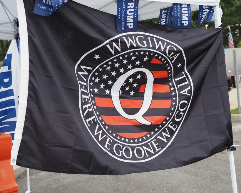 米国の陰謀論集団「Qアノン」の旗。日本でもSNSで拡散し、コミュニティーができるなど米国だけの現象ではないといわれる　（ｃ）朝日新聞社