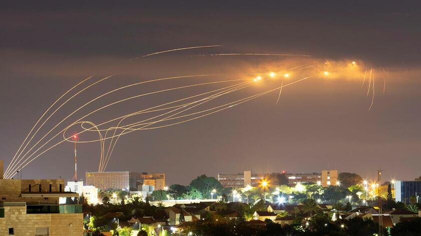 飛来する砲弾を迎撃するために設計されたイスラエルの防空システム「アイアンドーム」のミサイルが空を照らしている（提供＝ニシム・オトマズキン）
