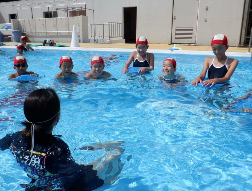 夏休みの「水泳学校」では、卒業生のコーチと集中特訓