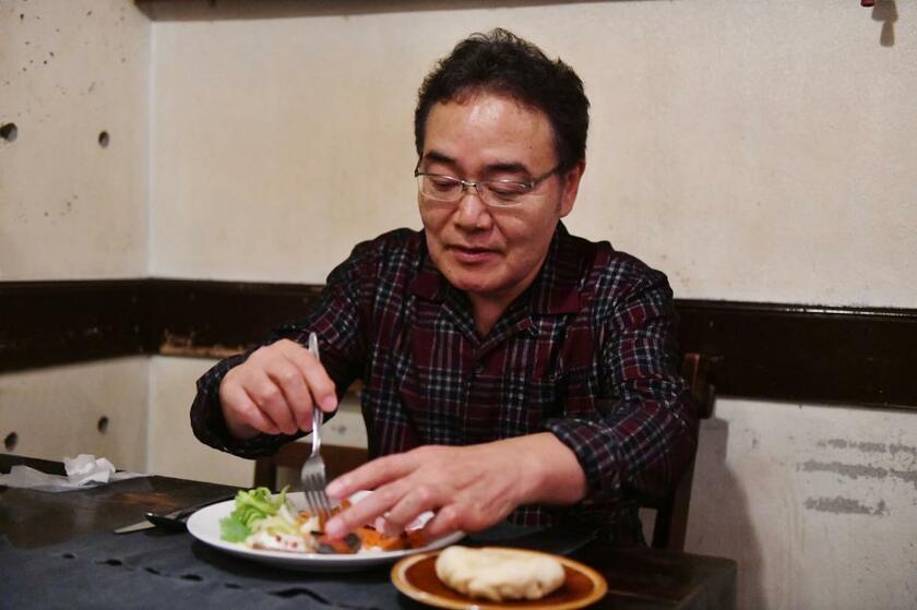 東京・三宿のロシア料理屋「サモワール」は、渋谷時代から含めれば創業７０年になる老舗。２０００年に訪れて以来、一人で、あるいは若手俳優たちと訪れている（写真＝門間新弥）