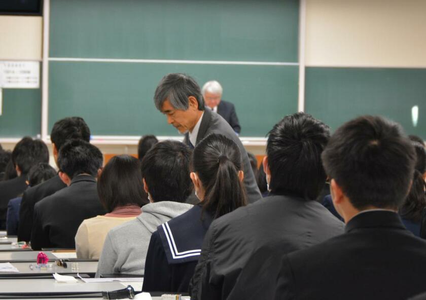 写真は一般的な試験会場。医学部人気の高さがハコ不足という受難に（ｃ）朝日新聞社