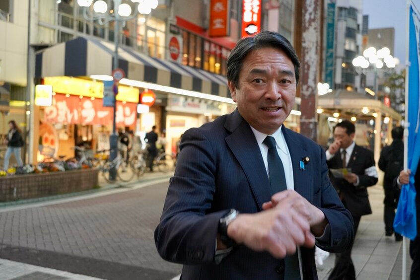 プロレス好きの榛葉賀津也幹事長。静岡駅前の繁華街で「正論パンチ」!(撮影・上田耕司)
