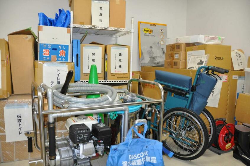 災害への備えも物件選びのカギになる。東京都内にある高層マンションの防災倉庫には車いすや、運河の水を浄化する機器も備えられている (c)朝日新聞社
