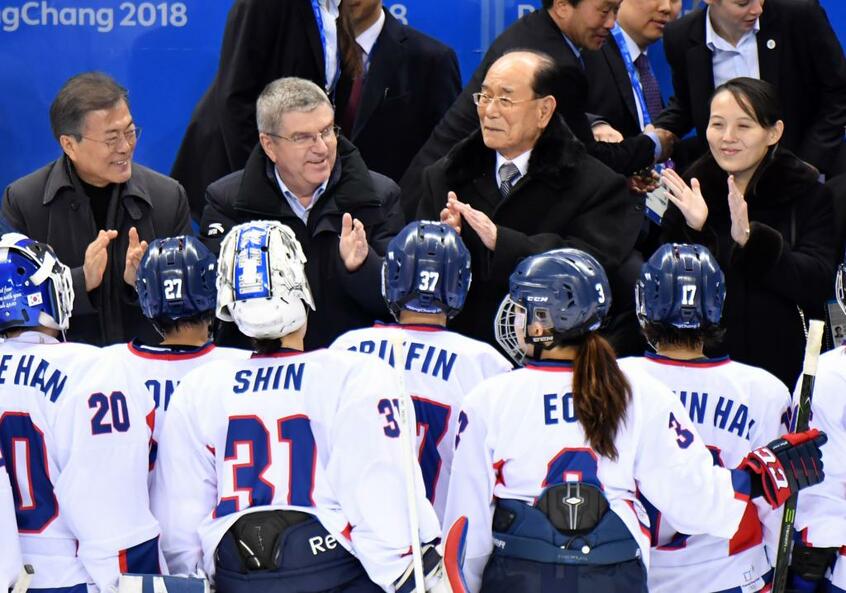 平昌冬季五輪での北朝鮮の金与正氏(右端)と韓国の文在寅大統領(左端)/2018年2月10日、江陵 (c)朝日新聞社