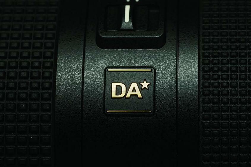 新デザイン採用のレンズバッジ。APS-Cサイズ一眼レフ専用レンズとしては初となり、新たな世代の始まりを示している
<br />