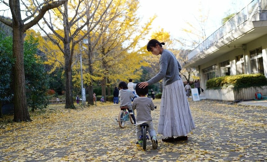 お子さんと公園で遊ぶ前田有紀さん（提供）