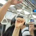 「この人痴漢です」 電車内で女性の体を触った若い男を「絶対に逃がさない」という覚悟 北原みのり