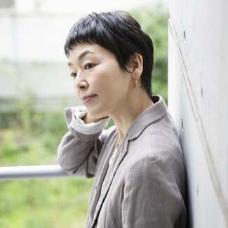自然体女優・小林聡美が語る心地よい距離感「ズケズケ入っていくことはできない」