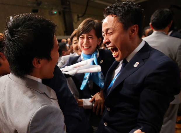 東京五輪招致が決定し喜びを爆発させる太田雄貴（右）（写真:Getty Images）