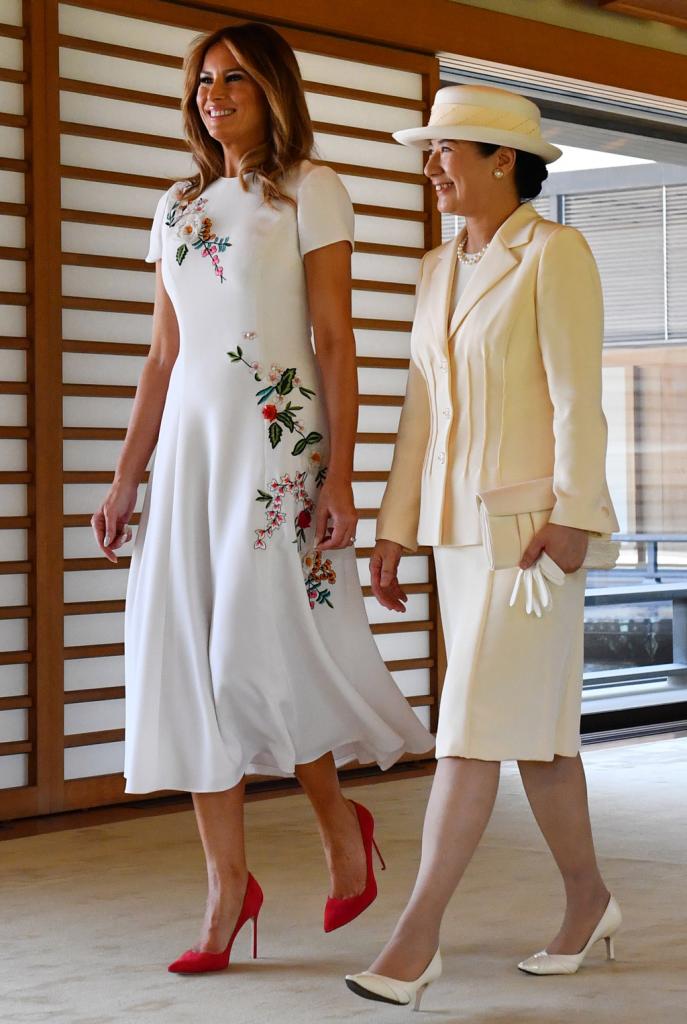 同日、歓迎行事を終え、回廊を歩く皇后陛下とメラニアさん。皇居・宮殿で（代表撮影）