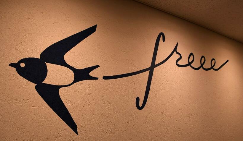 freee社の本社に掲げるロゴマーク。早く飛ぶツバメをあしらっている（撮影/多田敏男）