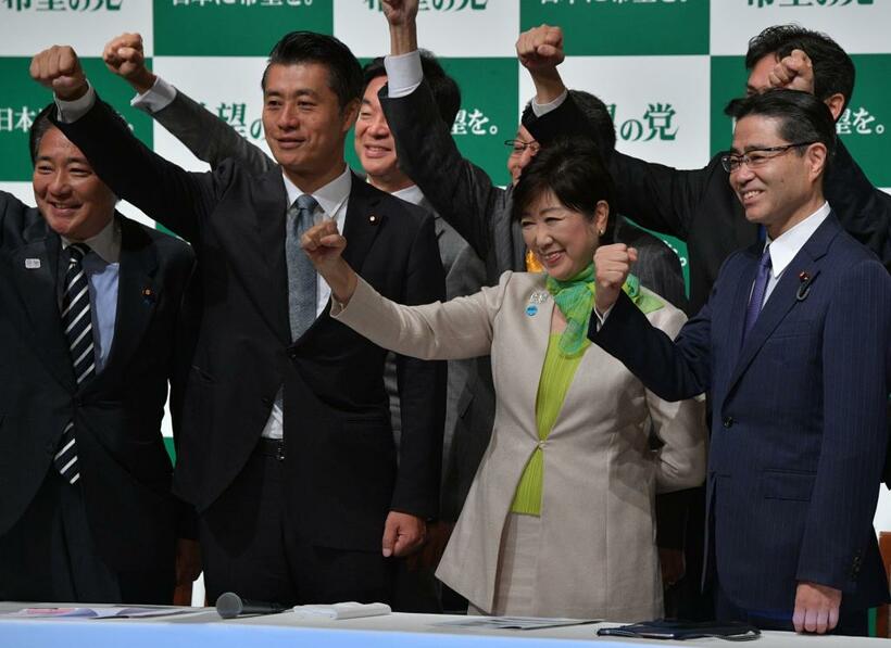 「希望の党」の結党会見で、ポーズを取る小池百合子代表（中央）。左は細野豪志衆院議員。右は若狭勝衆院議員＝2017年9月、東京都新宿区　（ｃ）朝日新聞社