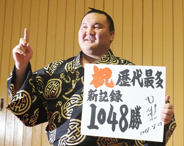 歴代最多勝記録を更新し、色紙を手に笑顔を見せる白鵬＝２１日、名古屋市の愛知県体育館　（ｃ）朝日新聞社