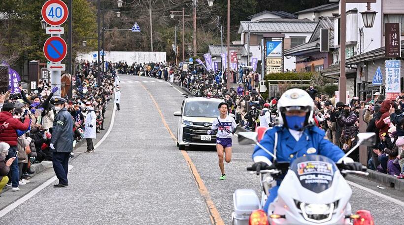 沿道からの歓声を受けて疾走する箱根駅伝５区のランナー／代表撮影