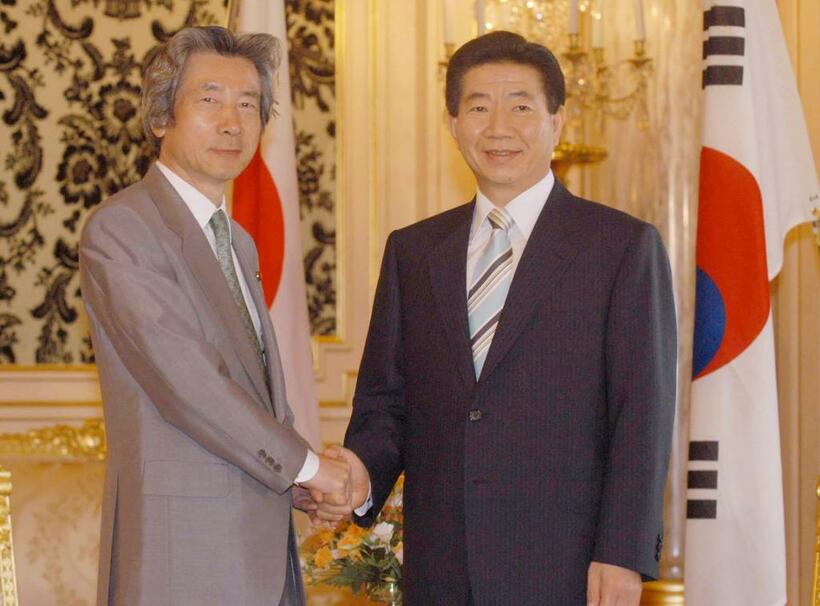 2003年6月、日韓首脳会談で握手する小泉純一郎元首相と盧武鉉・韓国元大統領（C）朝日新聞社