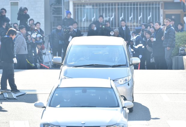 神戸地裁に入る、野々村被告が乗ったと見られる車（2台目）（ｃ）朝日新聞社