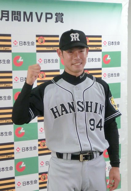 月間ＭＶＰの受賞会見で笑顔を見せる阪神の原口　（ｃ）朝日新聞社