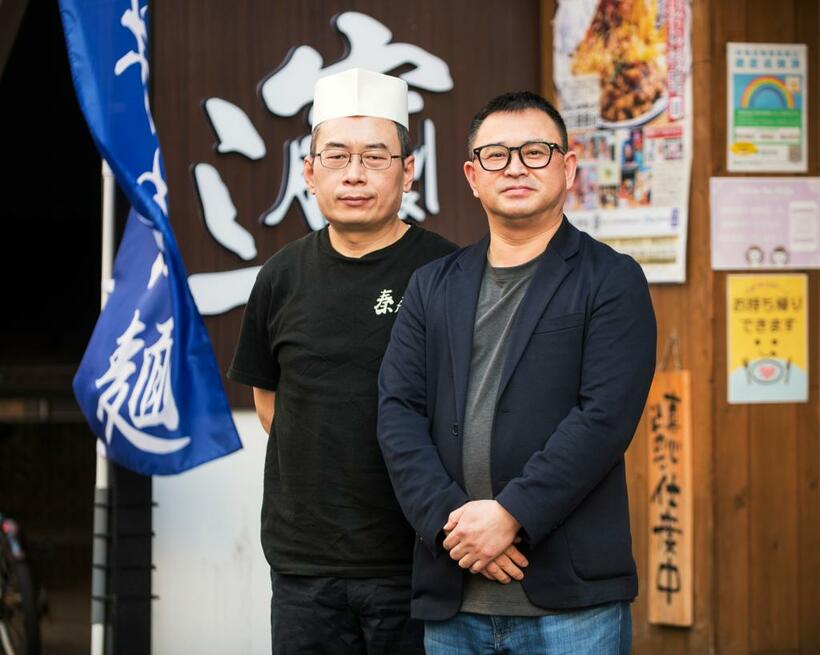 「西安麺荘　秦唐記」オーナーの小川克実さん（右）と西安市出身の料理長。ビャンビャン麺は小川さんにとって、中国の食文化を伝える大切な料理（ｐｈｏｔｏ　横関一浩）