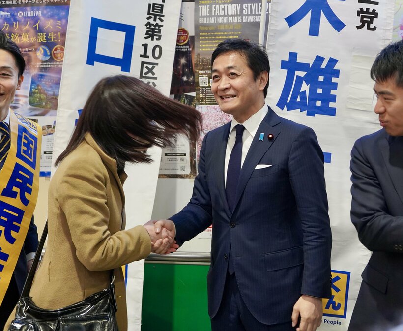 JR川崎駅前で握手を求められる玉木氏（撮影・上田耕司）