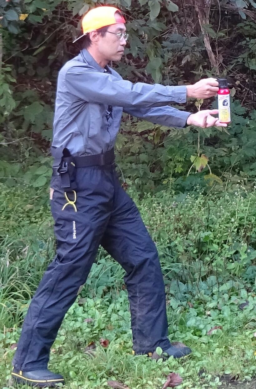 クマスプレーの噴射姿勢＝石名坂豪さん提供