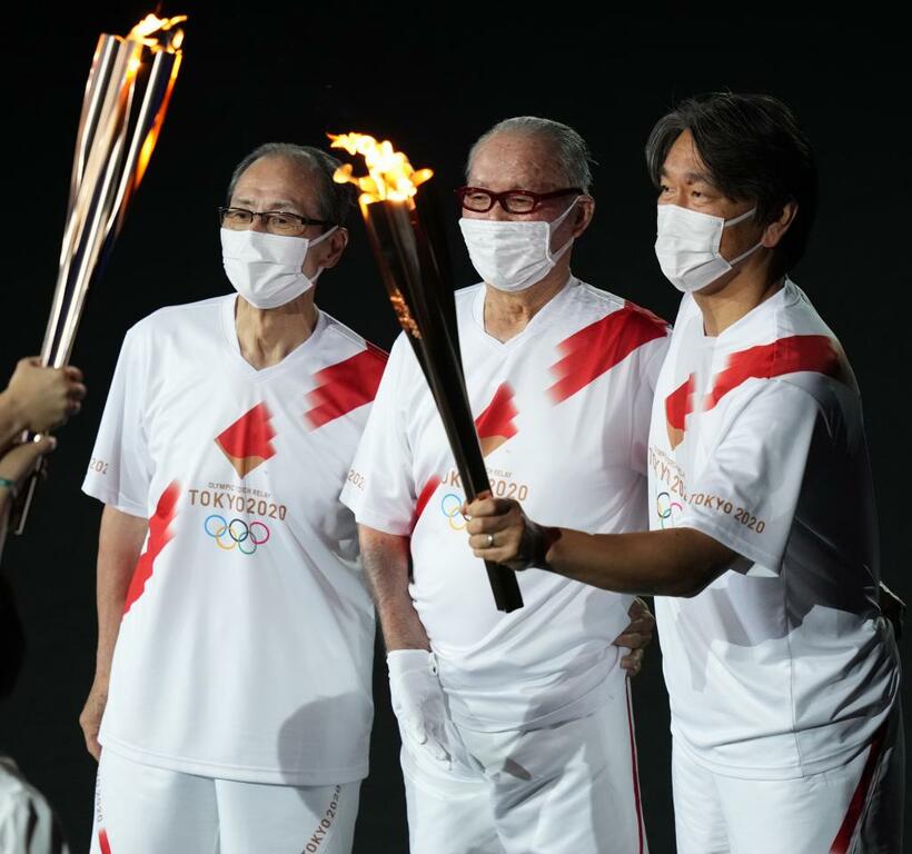 王貞治氏（左）、長嶋茂雄氏（中央）とともに五輪の開会式に登場した松井秀喜氏　（ｃ）朝日新聞社