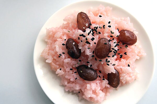 お赤飯に甘納豆とごま塩がのっています。