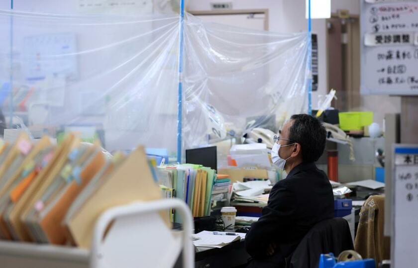 保健所の職員は連日感染者の対応に追われている。室内は感染防止のため、透明なシートで仕切られている　（ｃ）朝日新聞社