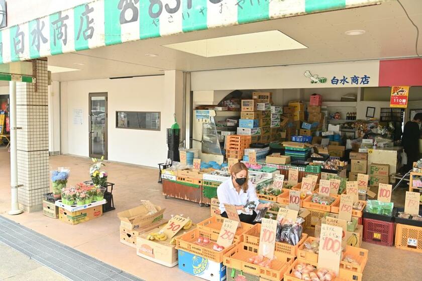 シェアオフィス「ＴｉＮＫ　Ｄｅｓｋ」がある福岡市の団地には、古くからの商店街もある。牧田もよくそこで野菜を買う（撮影／写真部・東川哲也）