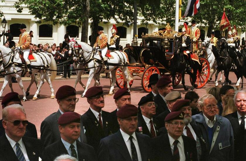 98年訪英。両陛下（当時）の馬車に背を向け抗議する元日本軍捕虜