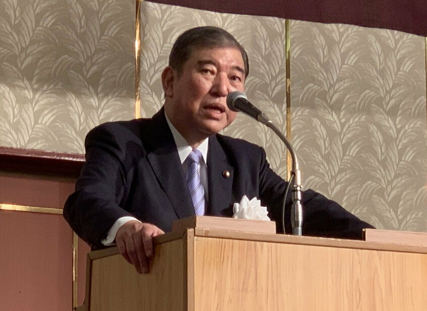 自民党鳥取県連主催の国政報告会であいさつする石破茂元幹事長=2024年2月10日