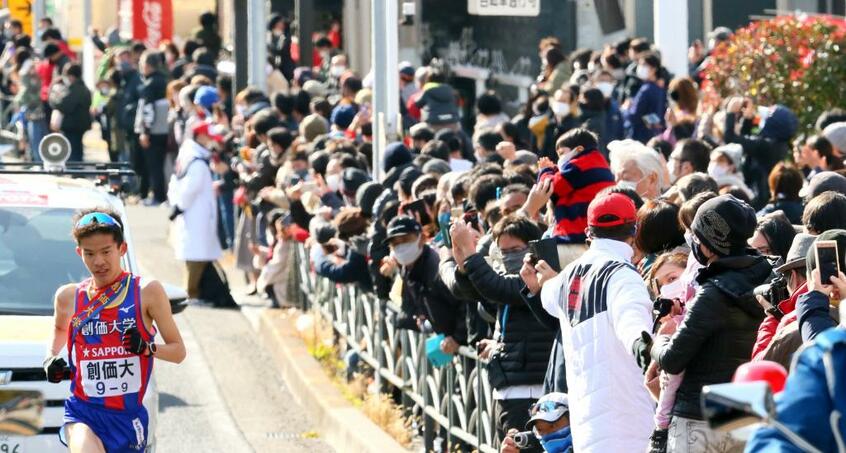 箱根駅伝の沿道で声援を送る人々。主催者は沿道での応援自粛を呼びかけたが、各所で「密」になる場面がみられた/1月3日、横浜市鶴見区 (c)朝日新聞社