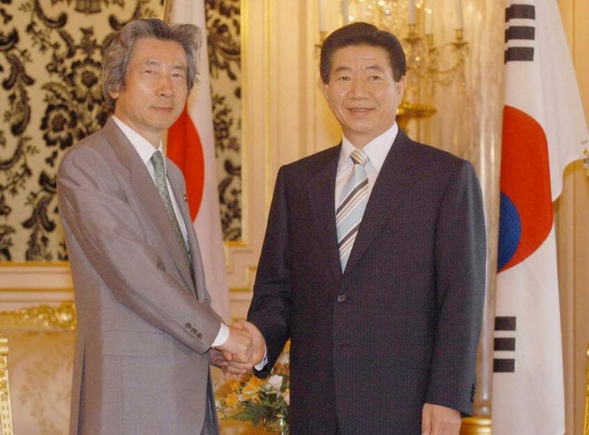 2003年6月、日韓首脳会談で握手する小泉純一郎元首相と盧武鉉・韓国元大統領(C)朝日新聞社