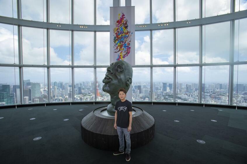 東京の絶景が眼下に迫る。嵐のシングル「カイト」のジャケットに使用された絵画も (c)FREESTYLE 2020 SATOSHI OHNO EXHIBITION