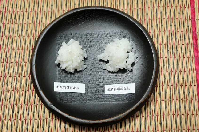 左の「お米料理料あり」は、右の「なし」と比べて、やや粒立ちして、もっちりしている=米倉昭仁撮影
