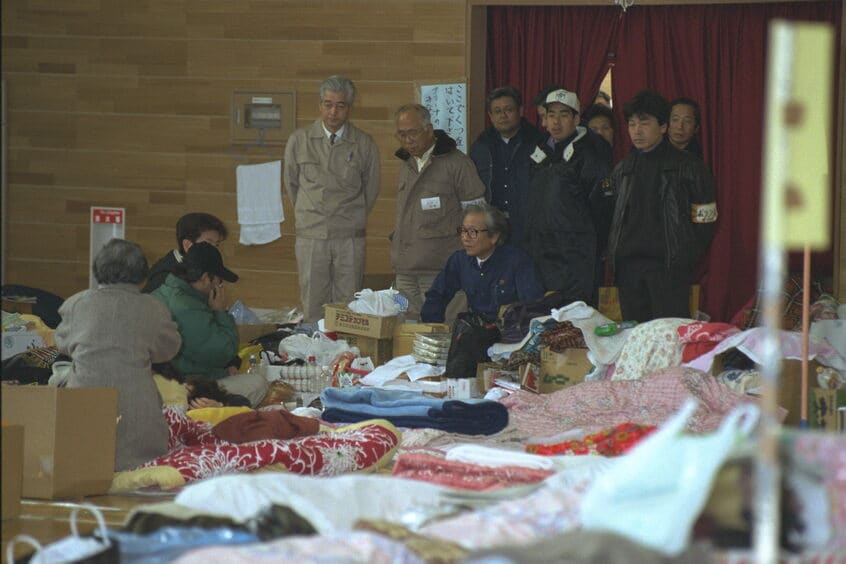 震災1カ月後、避難所を訪れて被災者に話を聞く貝原知事。自身は県庁に3カ月余り泊まり込んだという=1995年2月17日