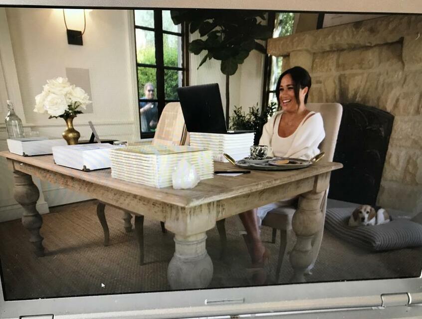 8月4日に40歳となったメーガン妃は、新たな慈善活動「40x40」について話した。窓の外でイタズラをするのはハリー王子か?(夫妻の財団「アーチウェル」の公式サイトの動画より)</p>
<p>